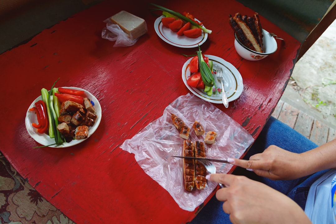 multicultural kids eating lunch